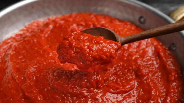 Los chefs españoles coinciden: “Para que la salsa de tomate no quede ácida, no uses azúcar, sino 50 ml de vino blanco y aceite de oliva” - Estos son los ingredientes para conseguir una salsa de tomate bien equilibrada