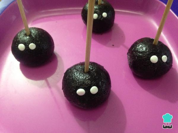 Receta de Cake pops para Halloween de murciélagos - Paso 4