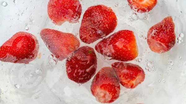 Jordi Cruz, chef: “Así elimino las bacterias de las fresas en 3 segundos y alargo su frescura varios días” - El truco del choque térmico para conservar las fresas
