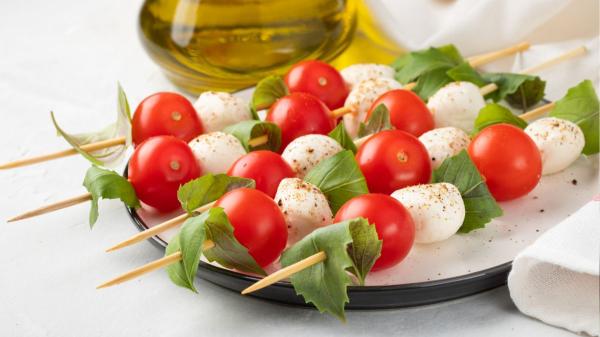 Aperitivos para ver el Mundial en casa: 10 ideas fáciles, rápidas y resultonas que se preparan en minutos - Mini brochetas caprese: un aperitivo mediterráneo muy fresco