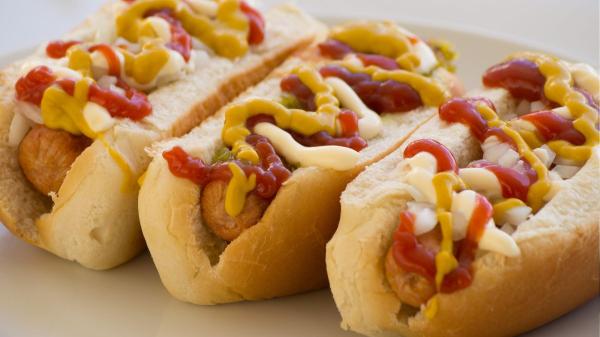 Aperitivos para ver el Mundial en casa: 10 ideas fáciles, rápidas y resultonas que se preparan en minutos - Mini hot dogs: pequeños, rápidos y adictivos