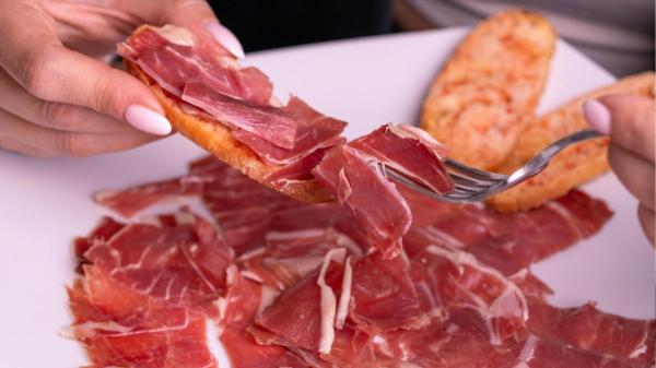 Aperitivos para ver el Mundial en casa: 10 ideas fáciles, rápidas y resultonas que se preparan en minutos - Mini tostas de jamón y tomate: el mejor aperitivo español