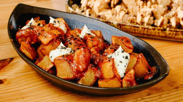 Aperitivos para ver el Mundial en casa: 10 ideas fáciles, rápidas y resultonas que se preparan en minutos - Patatas bravas exprés