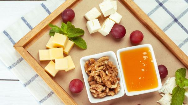Aperitivos para ver el Mundial en casa: 10 ideas fáciles, rápidas y resultonas que se preparan en minutos - Queso en dados con miel y frutos secos