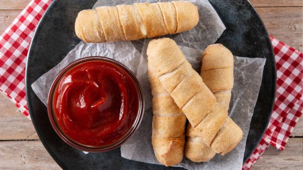Aperitivos para ver el Mundial en casa: 10 ideas fáciles, rápidas y resultonas que se preparan en minutos - Tequeños con salsa de frutos rojos a la airfryer