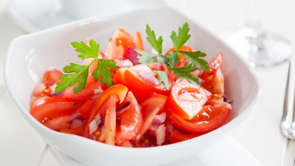 Jordi Cruz, chef catalán: “La mejor forma de cortar el tomate para ensalada es fijarse en sus paredes para conservar mejor sus jugos y su sabor” - El tomate es mucho más que agua: estos son sus principales nutrientes
