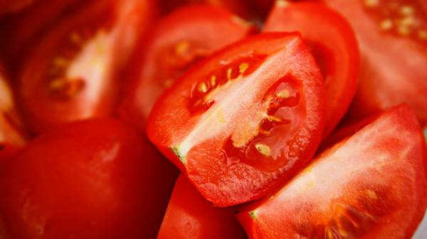 Jordi Cruz, chef catalán: “La mejor forma de cortar el tomate para ensalada es fijarse en sus paredes para conservar mejor sus jugos y su sabor” - La clave de Jordi Cruz para cortar el tomate está en respetar sus “paredes”