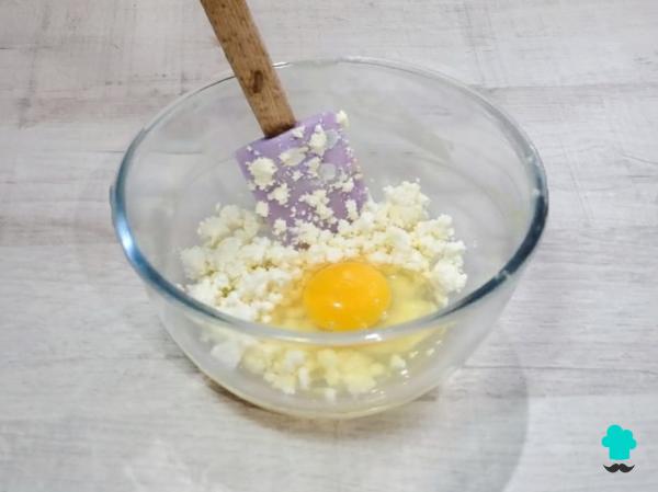 Receta de Banitsa búlgara: el pastel salado de masa filo con un cremoso relleno de queso - Paso 1