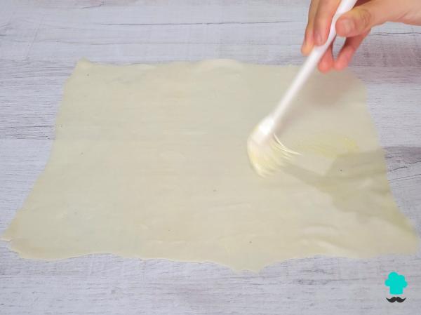 Receta de Banitsa búlgara: el pastel salado de masa filo con un cremoso relleno de queso - Paso 3