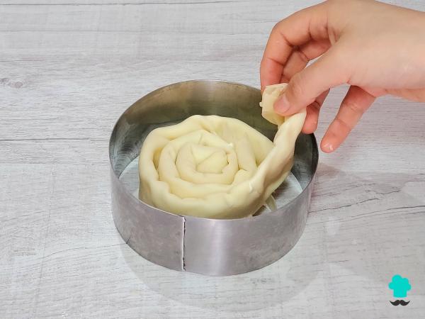 Receta de Banitsa búlgara: el pastel salado de masa filo con un cremoso relleno de queso - Paso 7