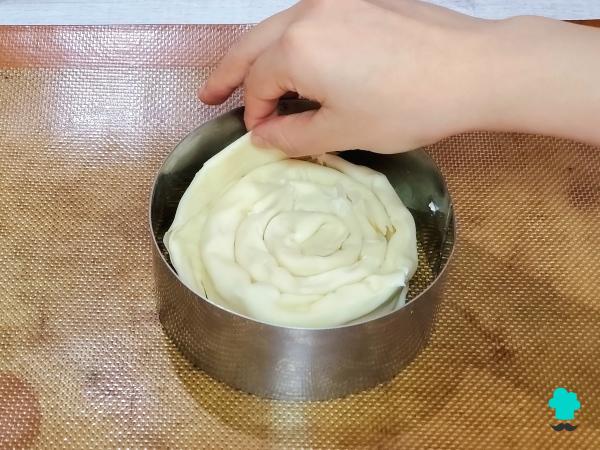 Receta de Banitsa búlgara: el pastel salado de masa filo con un cremoso relleno de queso - Paso 8