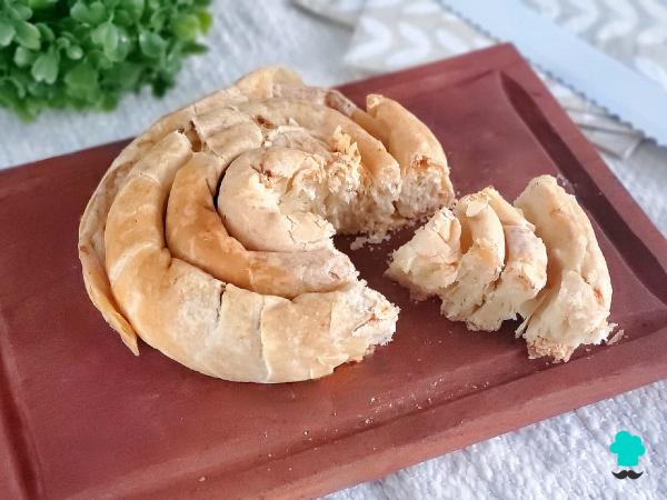 Receta de Banitsa búlgara: el pastel salado de masa filo con un cremoso relleno de queso - Paso 9