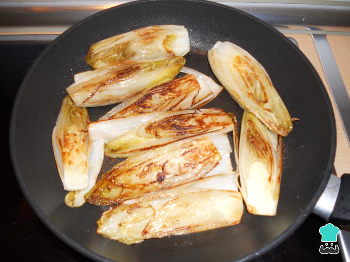 Receta de Endibias con esparragos al queso.