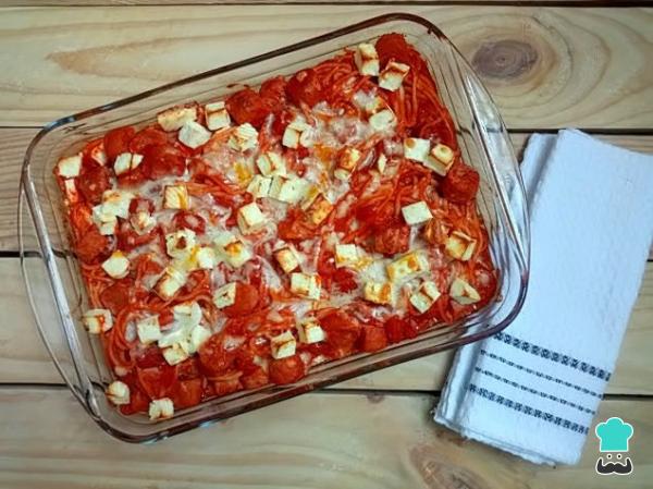 Receta de Espaguetis al horno con tomate, queso feta y salchichas frescas