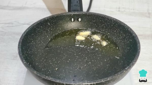 Receta de Bacalao al pil pil con patatas: el truco infalible para una salsa cremosa y bien ligada - Paso 1