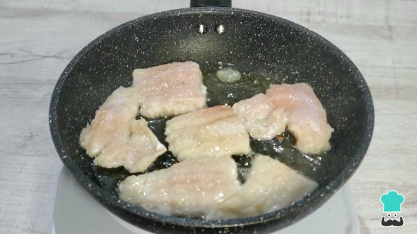 Receta de Bacalao al pil pil con patatas: el truco infalible para una salsa cremosa y bien ligada - Paso 2