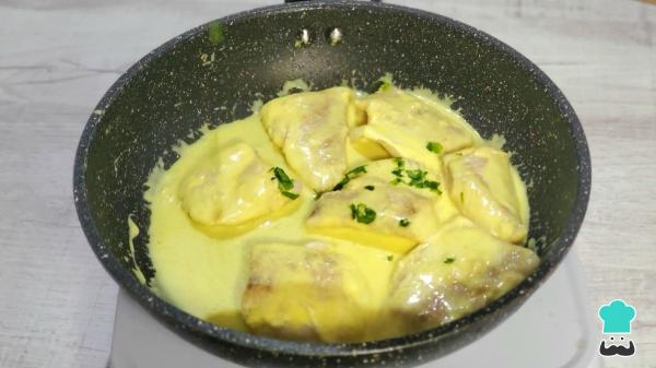 Receta de Bacalao al pil pil con patatas: el truco infalible para una salsa cremosa y bien ligada - Paso 4