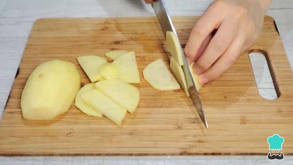 Receta de Bacalao al pil pil con patatas: el truco infalible para una salsa cremosa y bien ligada - Paso 5