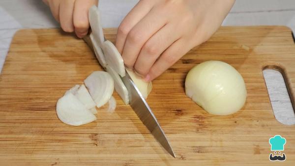 Receta de Bacalao al pil pil con patatas: el truco infalible para una salsa cremosa y bien ligada - Paso 6