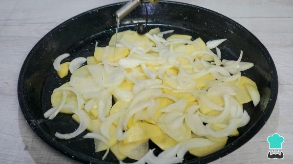 Receta de Bacalao al pil pil con patatas: el truco infalible para una salsa cremosa y bien ligada - Paso 7