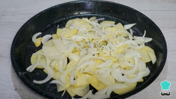 Receta de Bacalao al pil pil con patatas: el truco infalible para una salsa cremosa y bien ligada - Paso 8