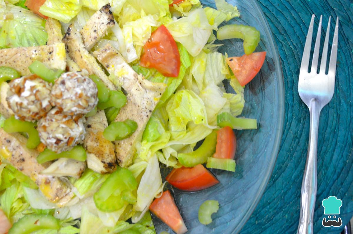 Receta de Ensalada de pollo con apio y queso crema