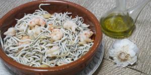 Receta de Gulas al ajillo con gambas