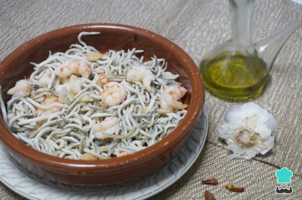 Receta de Gulas al ajillo con gambas