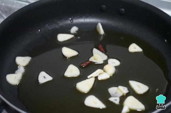 Receta de Gulas al ajillo con gambas - Paso 1