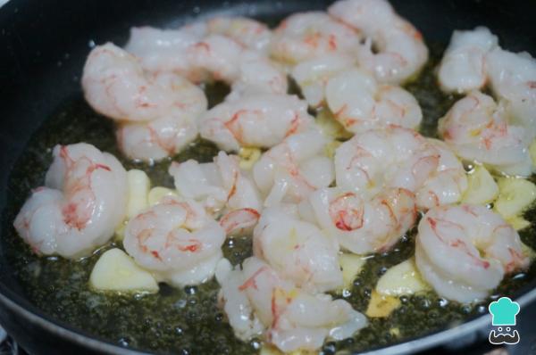 Receta de Gulas al ajillo con gambas - Paso 2