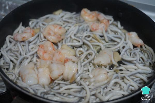 Receta de Gulas al ajillo con gambas - Paso 3