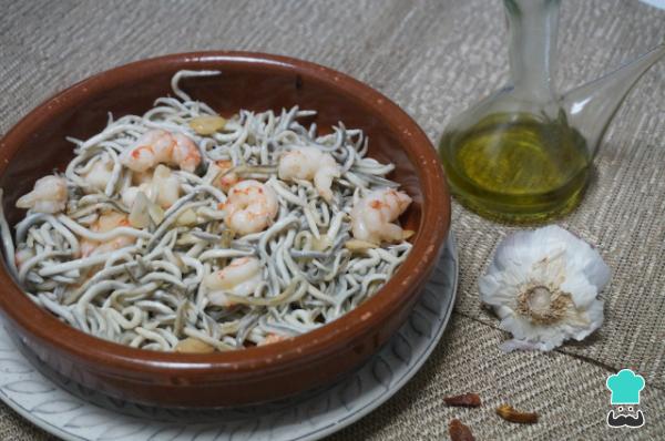 Receta de Gulas al ajillo con gambas - Paso 4