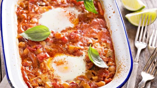 Cristina Fernández, cocinera: “Los huevos más ricos no son los fritos, se hacen con 1 bote de garbanzos, 300 g de tomate, ajo y cebolla” - ¿Se pueden hacer estos garbanzos con huevos con otros ingredientes?