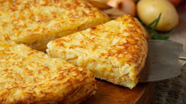 Los cocineros españoles coinciden: “Para que la tortilla de patatas quede más jugosa y cremosa, la clave es añadir 2 o 3 yemas extra” - El eterno debate español: ¿con o sin cebolla?