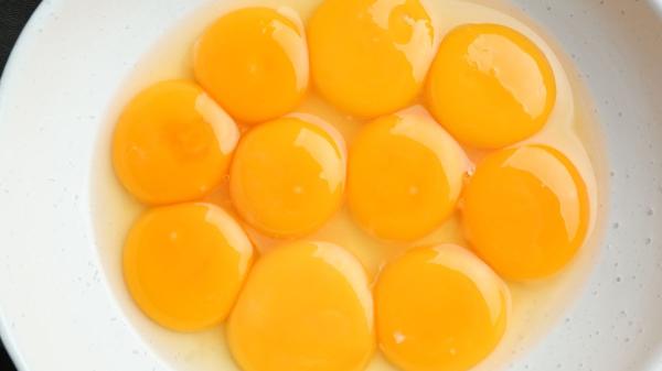 Los cocineros españoles coinciden: “Para que la tortilla de patatas quede más jugosa y cremosa, la clave es añadir 2 o 3 yemas extra” - El truco de las yemas extra para un extra de cremosidad