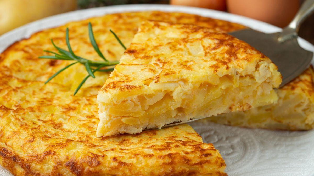 Los cocineros españoles coinciden: “Para que la tortilla de patatas quede más jugosa y cremosa, la clave es añadir 2 o 3 yemas extra”