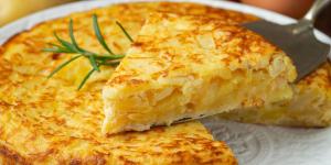 Los cocineros españoles coinciden: “Para que la tortilla de patatas quede más jugosa y cremosa, la clave es añadir 2 o 3 yemas extra”