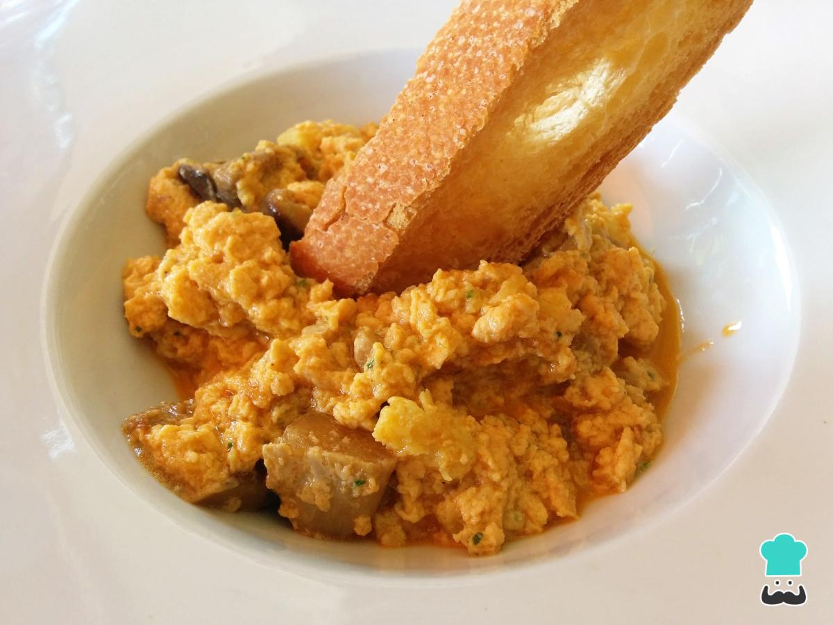 Receta de Revuelto de setas con gambas y huevo