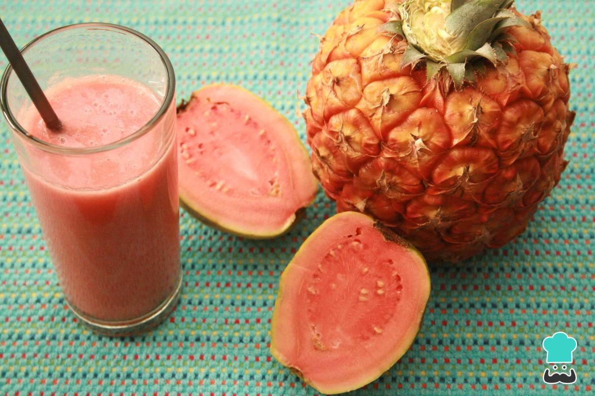 Licuado de piña y guayaba