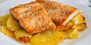 Receta de Salmón al horno con patatas y cebolla