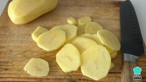 Receta de Salmón al horno con patatas y cebolla - Paso 1