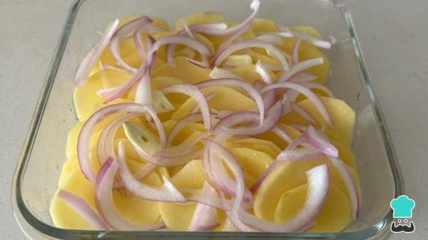 Receta de Salmón al horno con patatas y cebolla - Paso 2