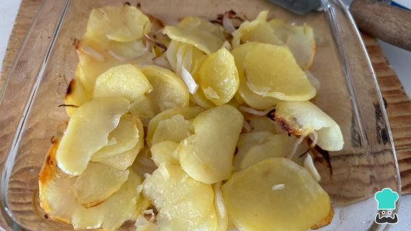 Receta de Salmón al horno con patatas y cebolla - Paso 3