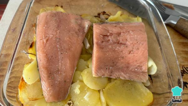 Receta de Salmón al horno con patatas y cebolla - Paso 4
