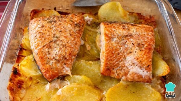 Receta de Salmón al horno con patatas y cebolla - Paso 5