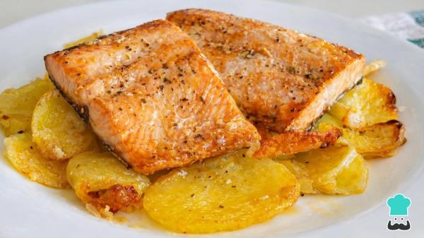 Receta de Salmón al horno con patatas y cebolla - Paso 6