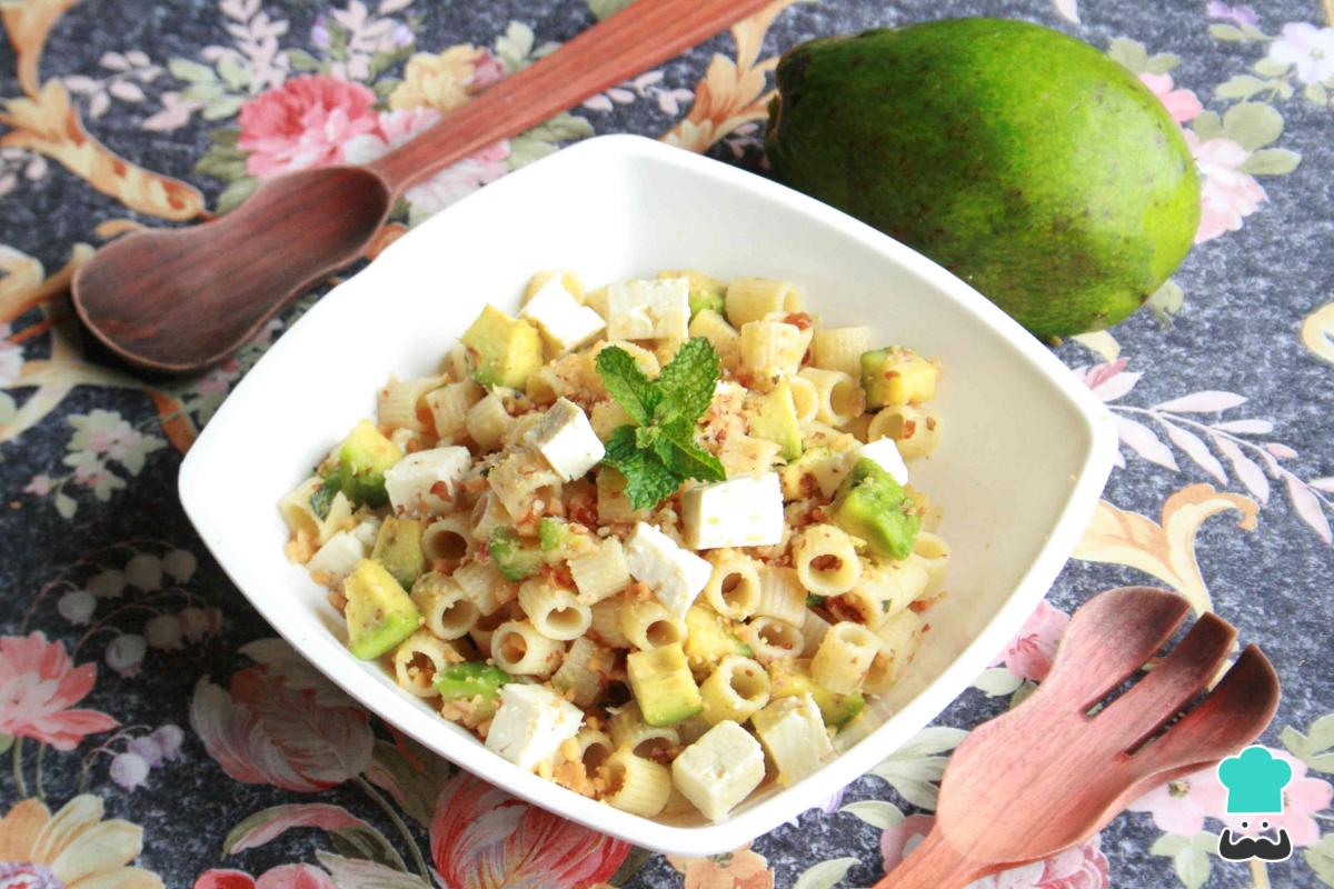 Receta de Ensalada de pasta con aguacate y queso