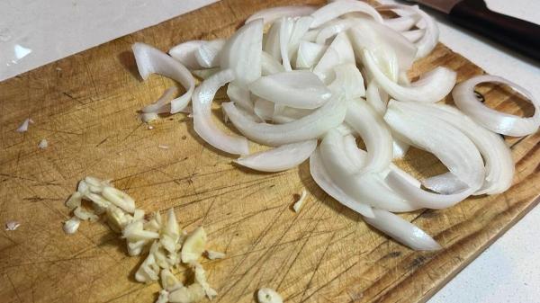 Receta de Muslos de pollo en salsa de la abuela: cómo hacerlos jugosos y tiernos paso a paso - Paso 1