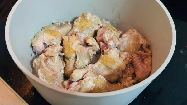 Receta de Muslos de pollo en salsa de la abuela: cómo hacerlos jugosos y tiernos paso a paso - Paso 2