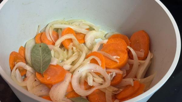 Receta de Muslos de pollo en salsa de la abuela: cómo hacerlos jugosos y tiernos paso a paso - Paso 3